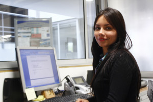 Foto de mujer secretaria en un escritorio de trabajo